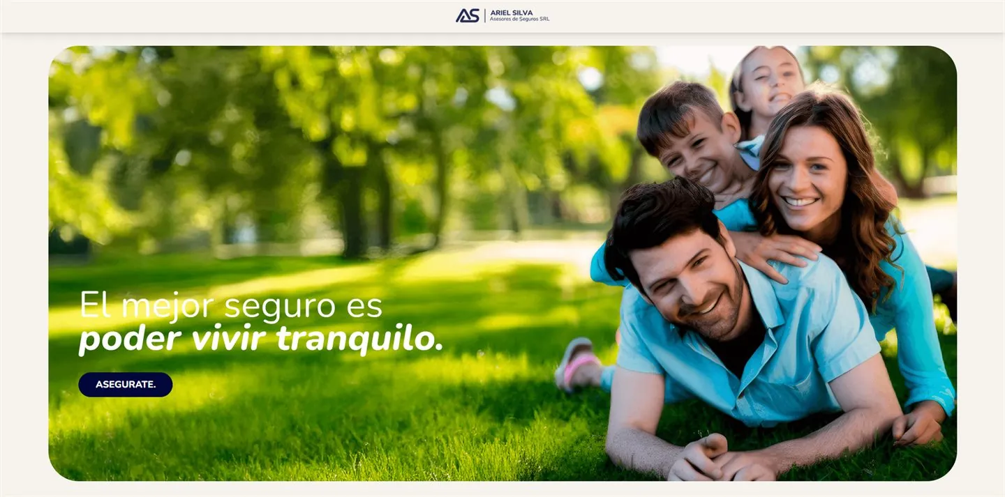 Portada del sitio de Ariel Silva Asesores de Seguros: una familia sonriendo en el pasto, el lema "El mejor seguro es poder vivir tranquilo" y el boton Asegurate.