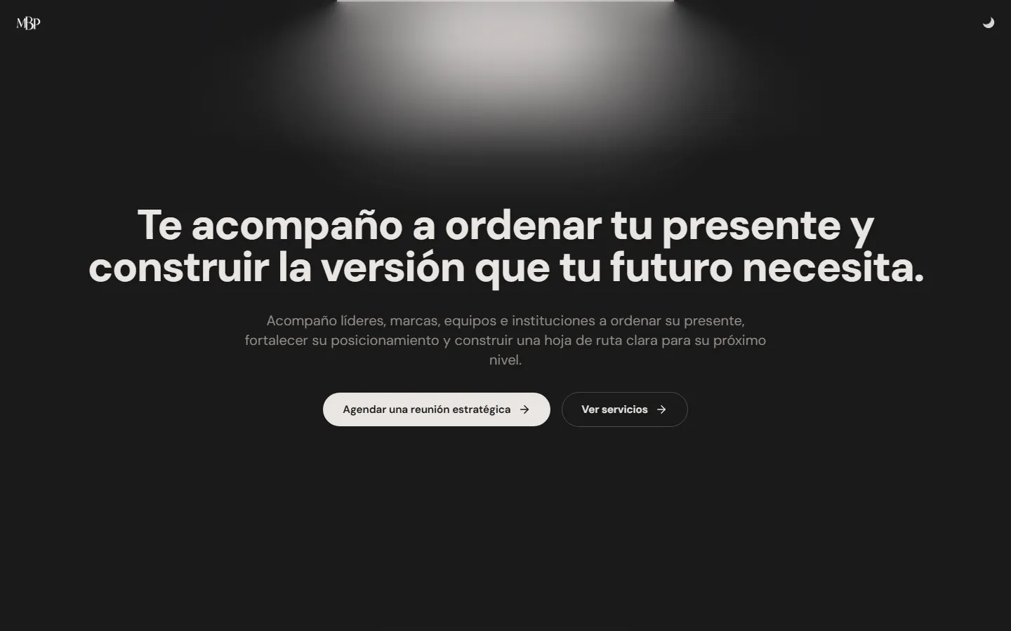 Portada en modo oscuro del sitio personal de María Belén Prosman: el titulo "Te acompaño a ordenar tu presente y construir la versión que tu futuro necesita" y los botones Agendar una reunión estratégica y Ver servicios.